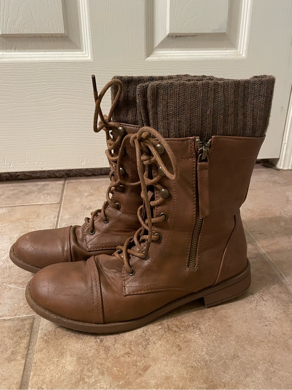 Forever Women’s Brown Lace-Up Knit Cuff Combat Boots Size 8